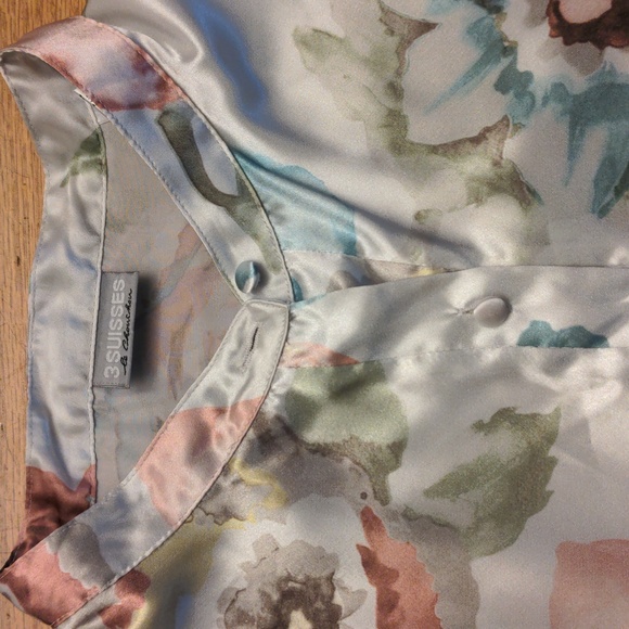 Like new short sleeve floral satiny nightie button size L - Picture 12 of 13